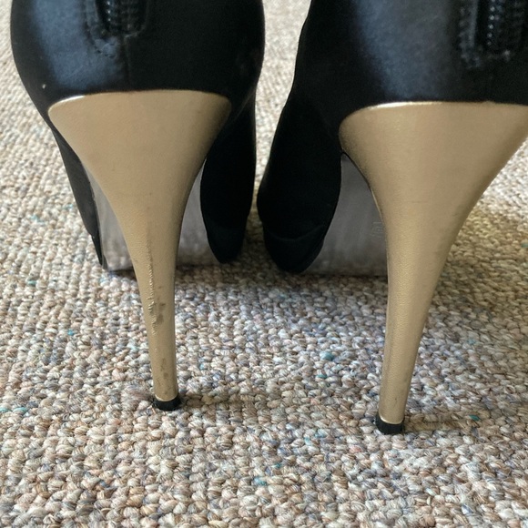 Black and gold heels! - Picture 4 of 6